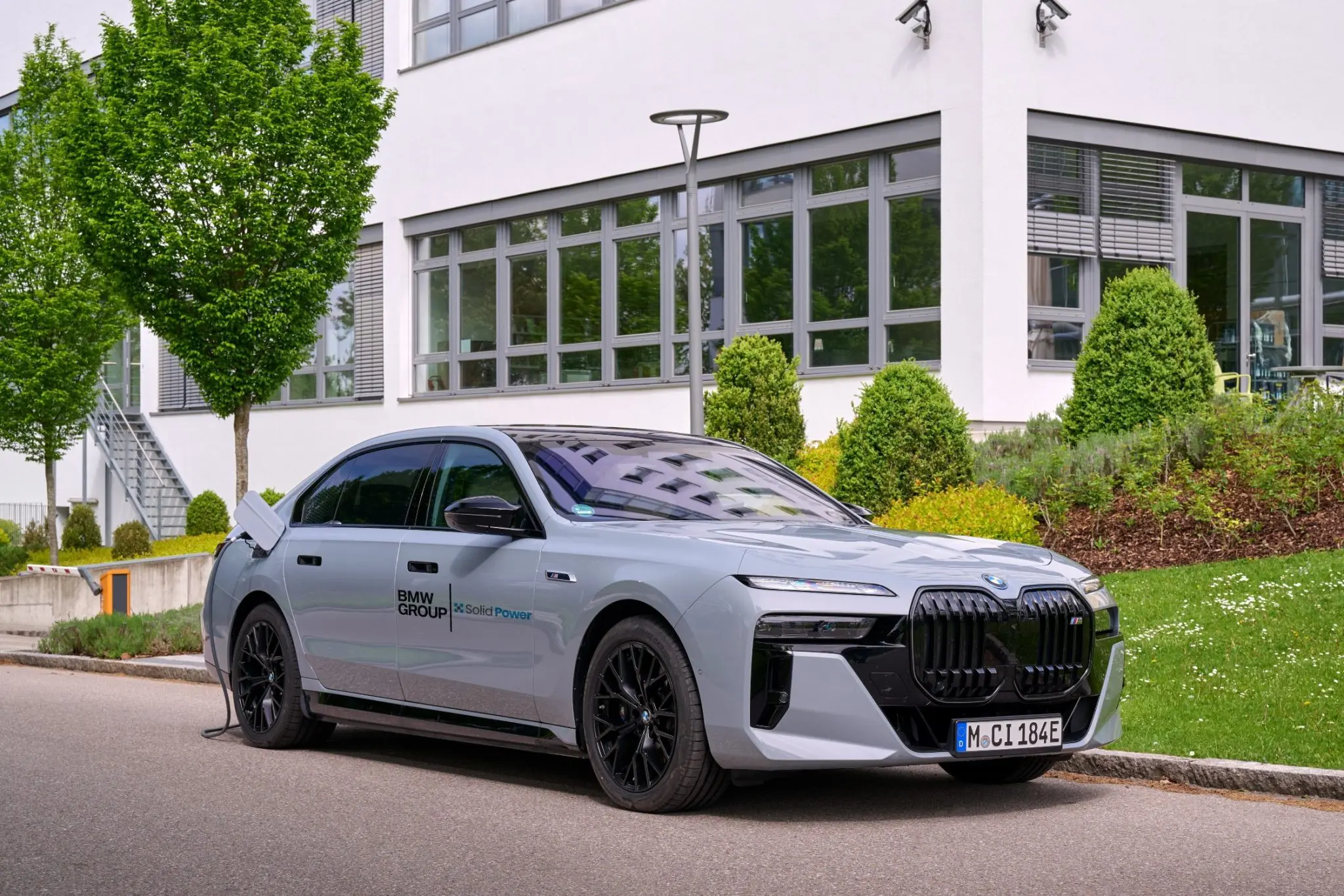 BMW i7 este tester pentru BMW Group şi Solid Power