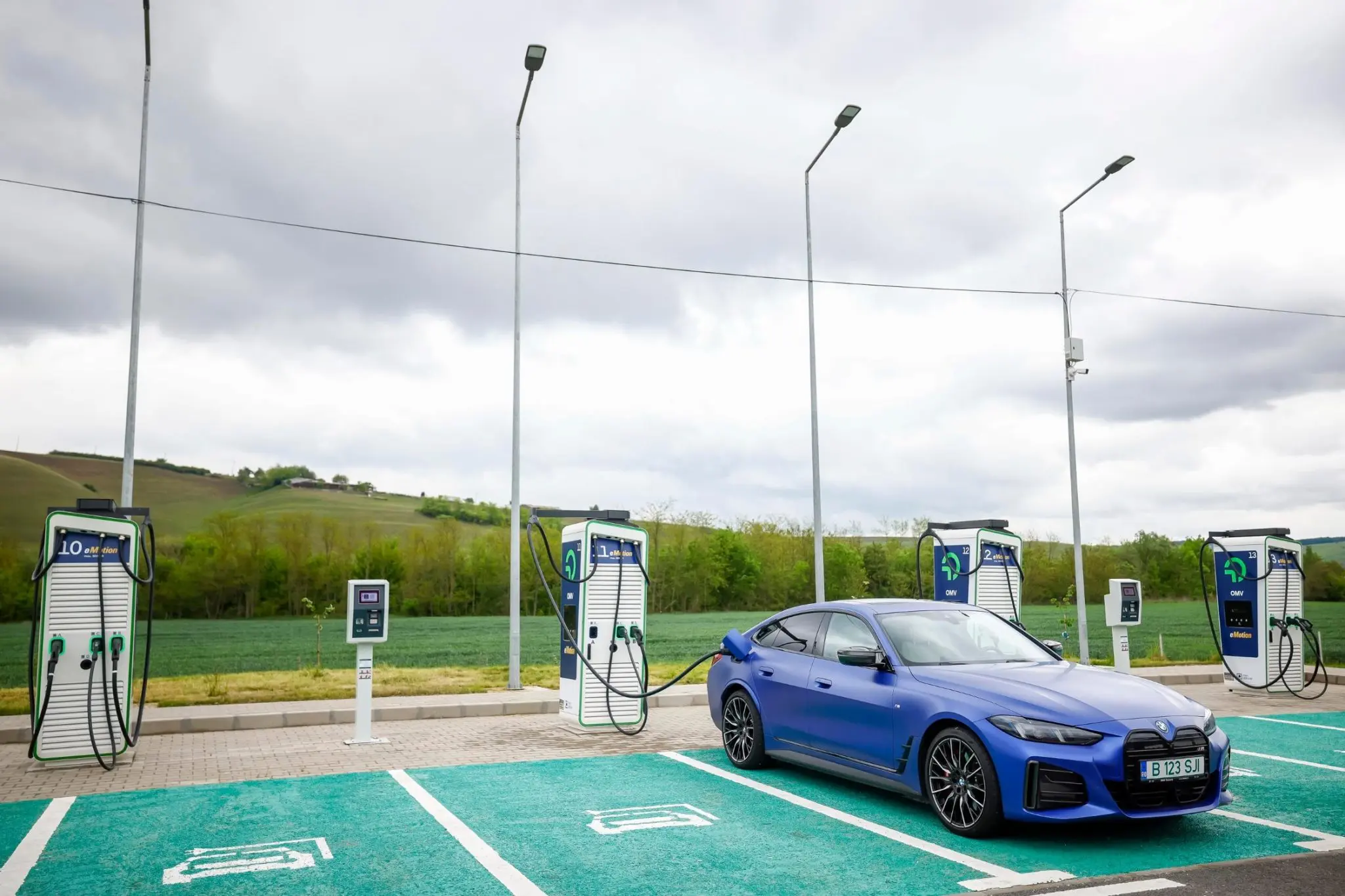 BMW i4 M50 testează cel mai mare hub de încărcare din România