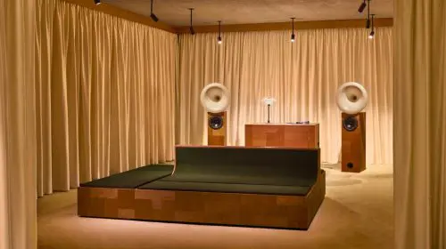 Valentino introduce „L’Atelier Sonore”, o instalație imersivă care îmbină moda cu muzica