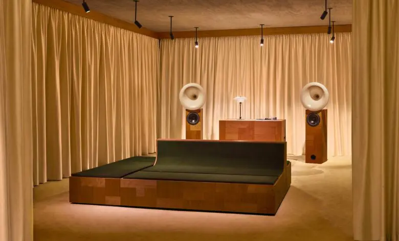 Valentino introduce „L’Atelier Sonore”, o instalație imersivă care îmbină moda cu muzica