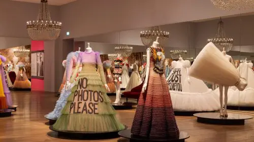 O retrospectivă a brandului de haute couture Viktor & Rolf poate fi vizualizată la expoziție