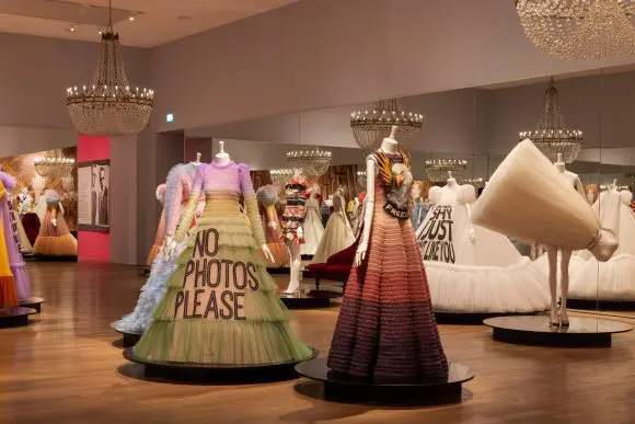 O retrospectivă a brandului de haute couture Viktor & Rolf poate fi vizualizată la expoziție