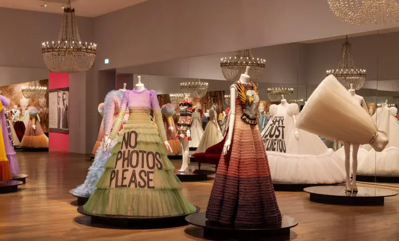 O retrospectivă a brandului de haute couture Viktor & Rolf poate fi vizualizată la expoziție