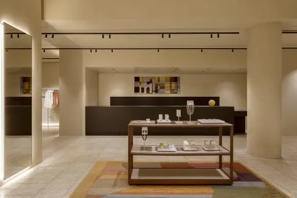 COS și Studio Ashby promovează artiste contemporane