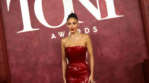 Cele mai impresionante ținute de pe covorul roșu la Premiile Tony 2025