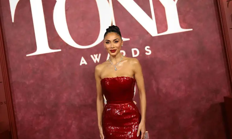 Cele mai impresionante ținute de pe covorul roșu la Premiile Tony 2025