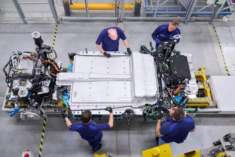 BMW 330e plug-in hybrid - Automobilul electrificat cu numărul 3 milioane