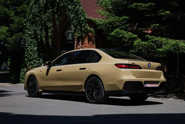 BMW Seria 7 are o nouă culoare specială pentru România