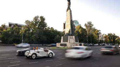 BMW 328 şi BMW 328 Hommage recreează un moment istoric la Statuia Aviatorilor, după 88 de ani