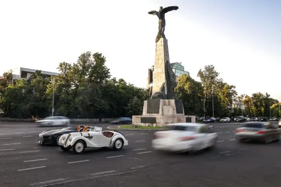 BMW 328 şi BMW 328 Hommage recreează un moment istoric la Statuia Aviatorilor, după 88 de ani