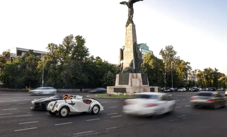 BMW 328 şi BMW 328 Hommage recreează un moment istoric la Statuia Aviatorilor, după 88 de ani