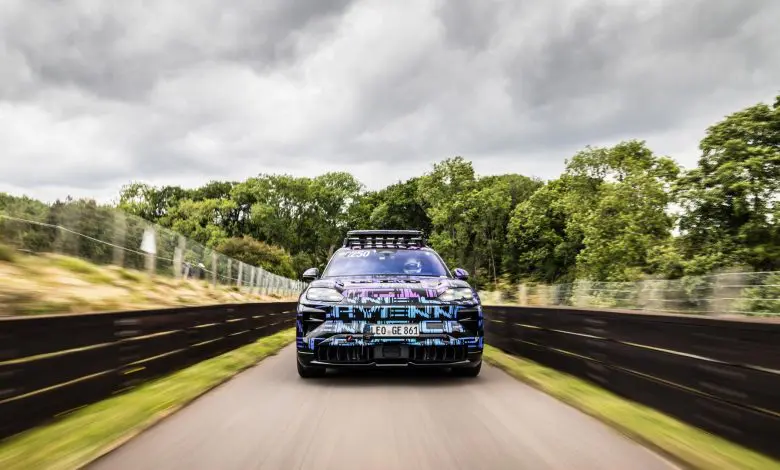 Porsche Cayenne Electric camuflat demonstrează performanță și caracter practic