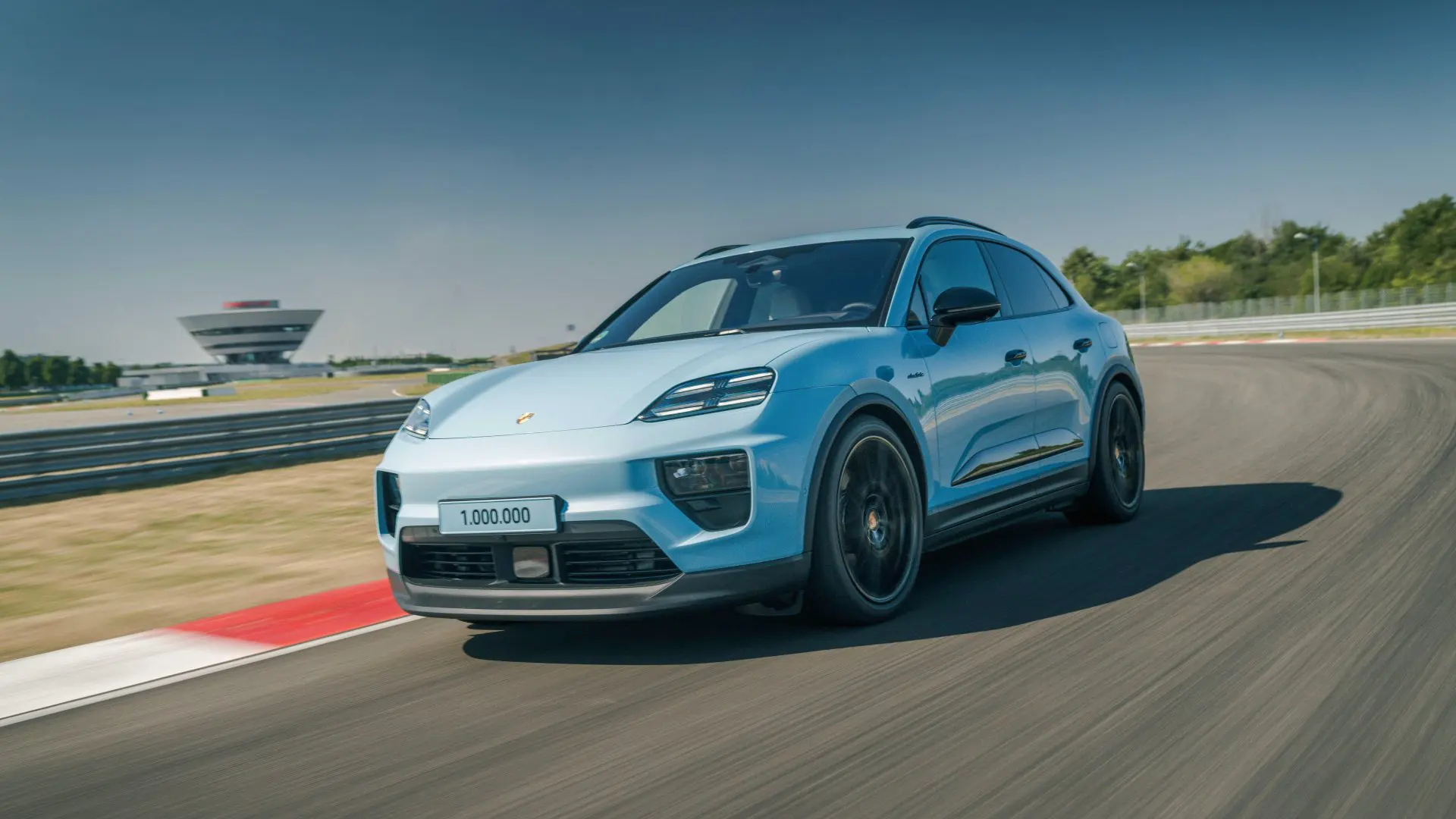 Porsche Macan cu numărul de 1 milion iese de pe linia de producție de la Leipzig