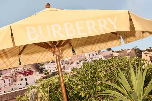 Burberry face un takeover al hotelului The Standard din Ibiza
