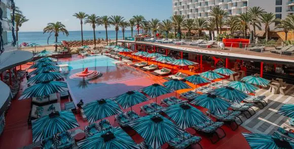 Roberto Cavalli aduce farmecul mediteranean în Ibiza și Cannes