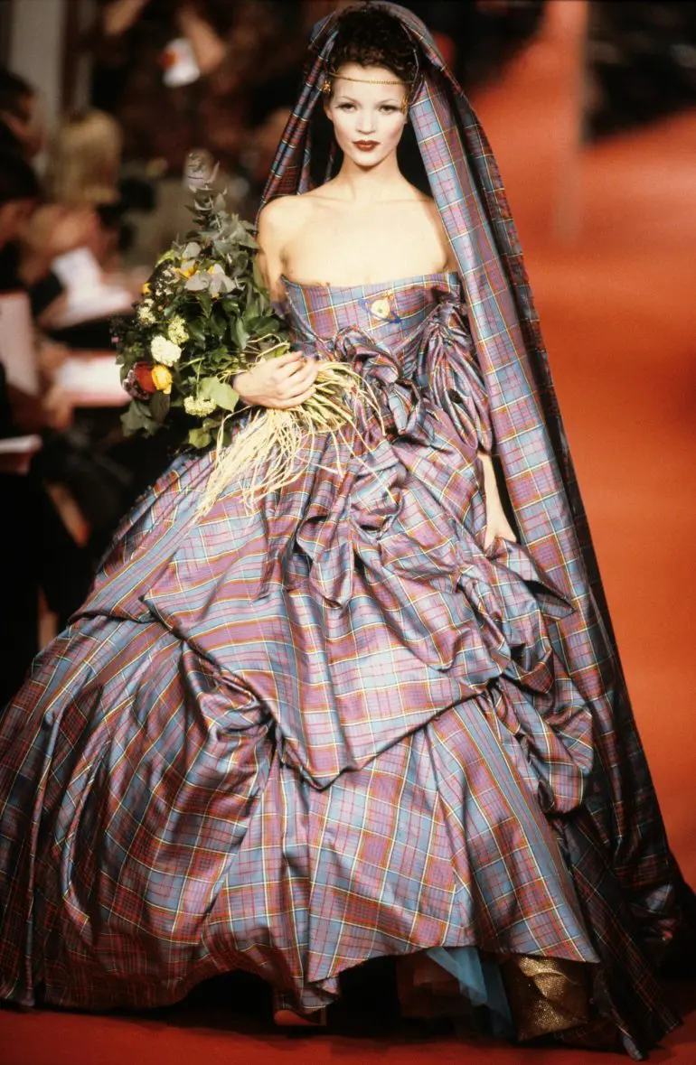 Kate Moss pe podiumul show-ului Vivienne Westwood toamnă/iarnă 1993