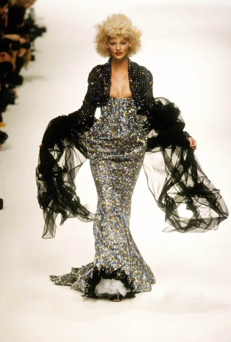 Linda Evangelista pe podiumul show-ului Vivienne Westwood primăvară/vară 1995