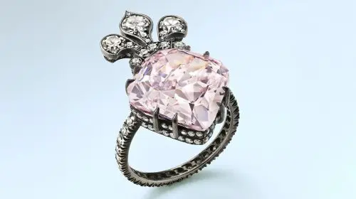 Un diamant roz care a aparținut reginei Maria Antoaneta a fost vândut la licitație cu 13,98 milioane de dolari