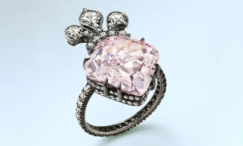 Un diamant roz care a aparținut reginei Maria Antoaneta a fost vândut la licitație cu 13,98 milioane de dolari