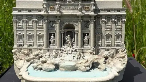 Dolce & Gabbana prezintă geanta Fontana di Trevi în colecția Alta Moda 2025