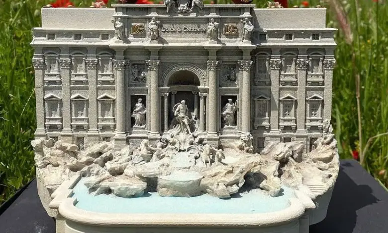 Dolce & Gabbana prezintă geanta Fontana di Trevi în colecția Alta Moda 2025