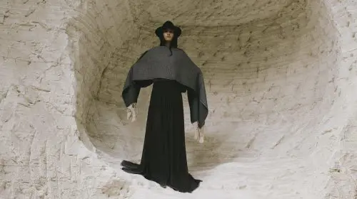 H&M lansează o colecție împreună cu Lorena Saravia, o creatoare de modă de origine mexicană