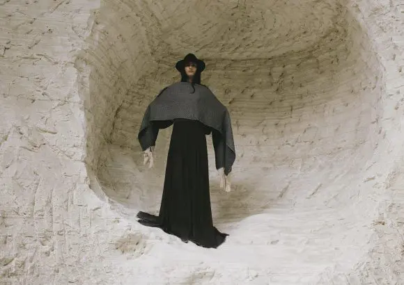 H&M lansează o colecție împreună cu Lorena Saravia, o creatoare de modă de origine mexicană