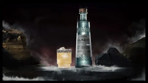 Lewis Hamilton lansează o variantă de Mezcal fără alcool