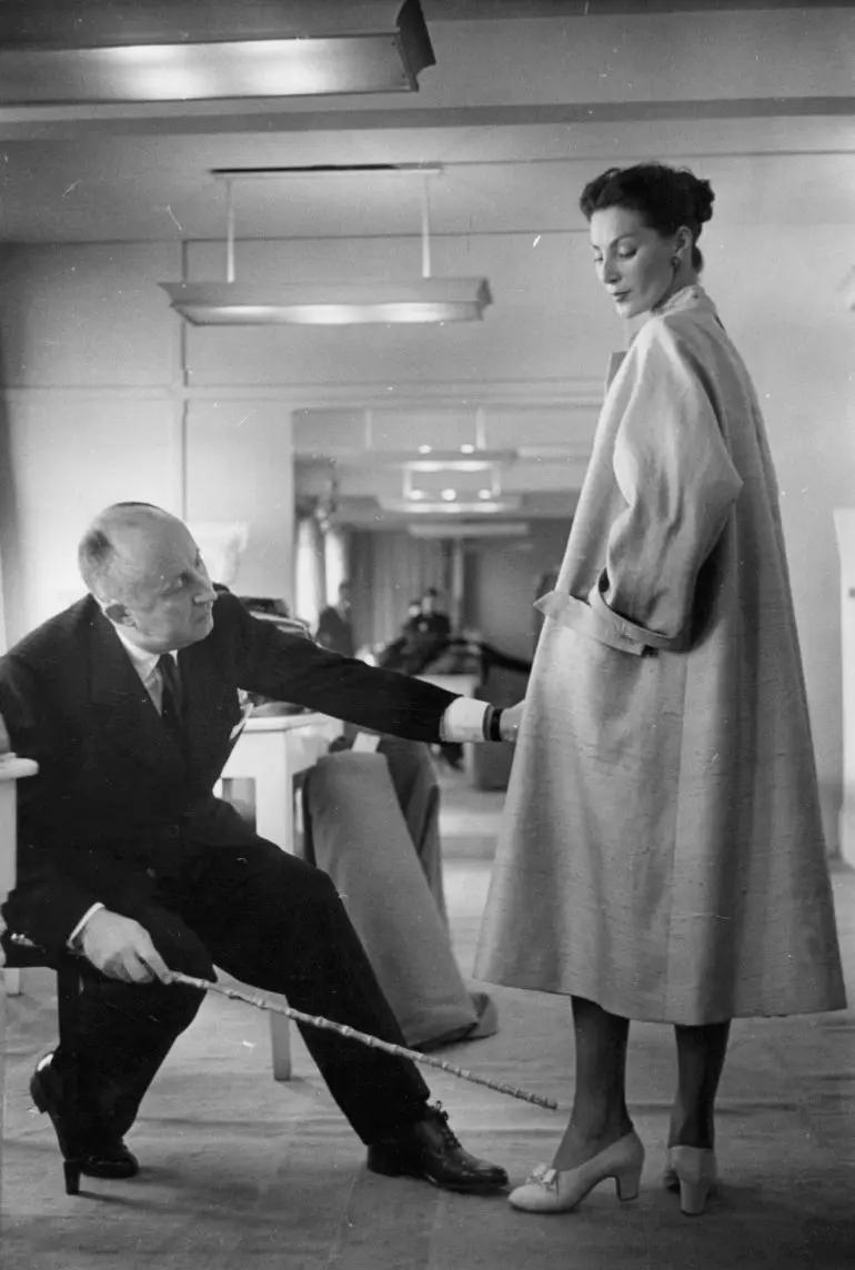 Christian Dior în atelierul său din Paris