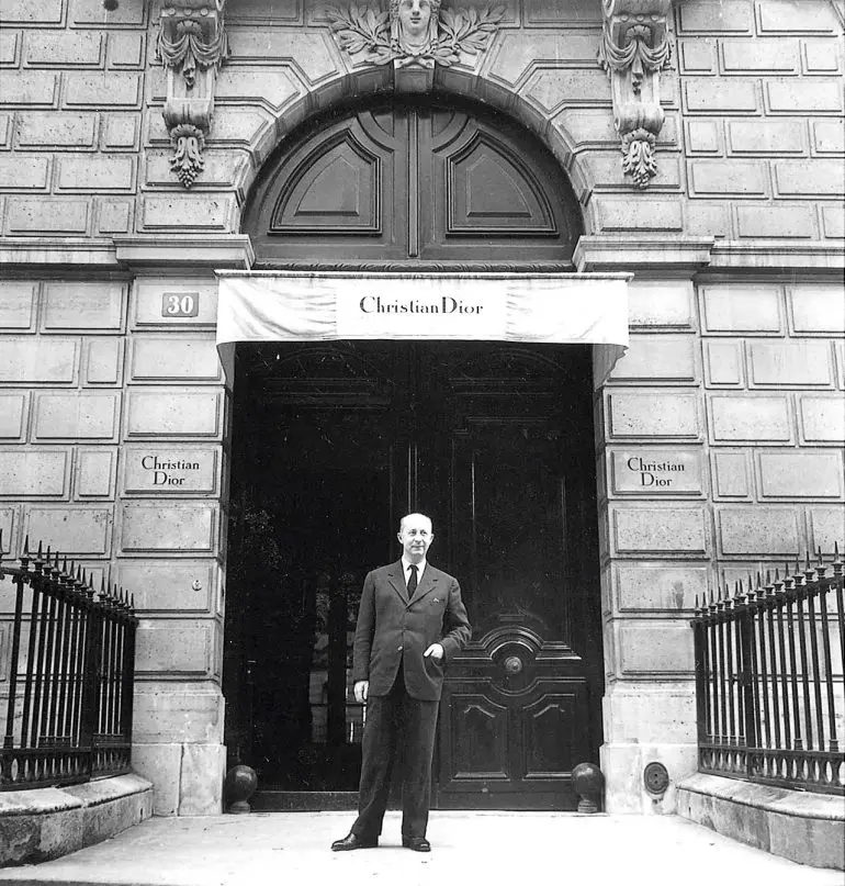 Christian Dior în fața atelierului său din Avenue Montaigne