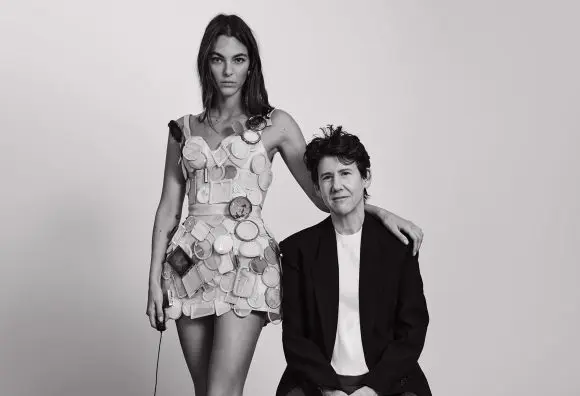 Campania Givenchy pentru toamnă 2025 celebrează frumusețea tuturor femeilor, incluzând printre fotografii și cadre cu echipa de organizare