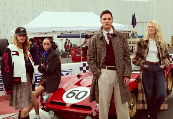 Nicholas Hoult și Claudia Schiffer sunt protagoniștii noi campanii Tommy Hilfiger