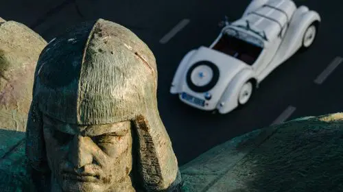 BMW 328 şi BMW 328 Hommage rememorează Bucureşti Grand Prix 1937 la Monumentul Eroilor Aerului