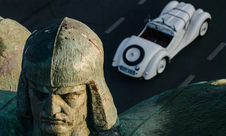 BMW 328 şi BMW 328 Hommage rememorează Bucureşti Grand Prix 1937 la Monumentul Eroilor Aerului
