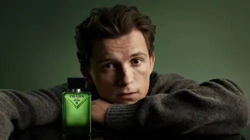 Tom Holland devine imaginea Prada Beauty și a parfumului Paradigme, o esență care răstoarnă normele parfumeriei