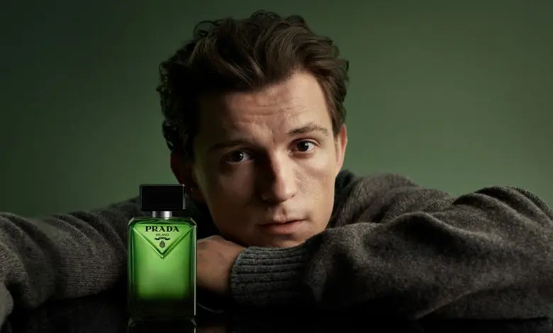 Tom Holland devine imaginea Prada Beauty și a parfumului Paradigme, o esență care răstoarnă normele parfumeriei