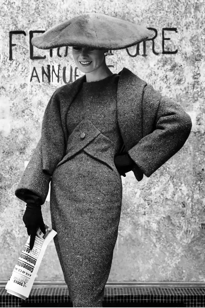 Silueta în linie Y, 1955