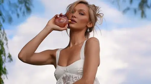 Bella Hadid lansează Eternal Roots – un nou parfum al colecției Orebella
