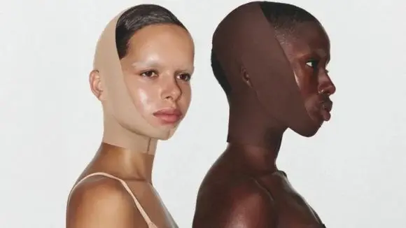 Skims intră în industria frumuseții cu Seamless Sculpt Face Wrap