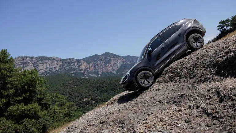 Porsche Cayenne testat în toate situațiile