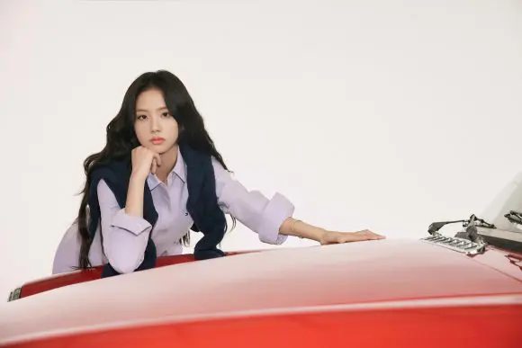 The Hilfiger Racing Club: Cea mai nouă campanie Tommy Hilfiger o are în centru pe artista JISOO