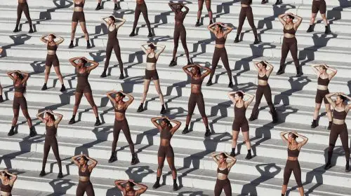 S-a lansat prima colecție din linia de activewear NikeSKIMS