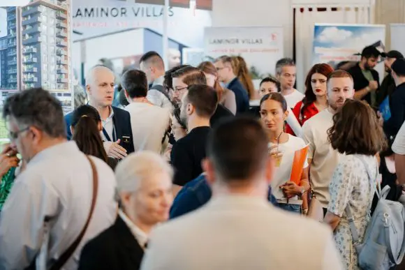 În acest weekend are loc cel mai mare TÂRG IMOBILIAR din România, la Palatul Parlamentului. Află detalii despre cum poți intra GRATUIT