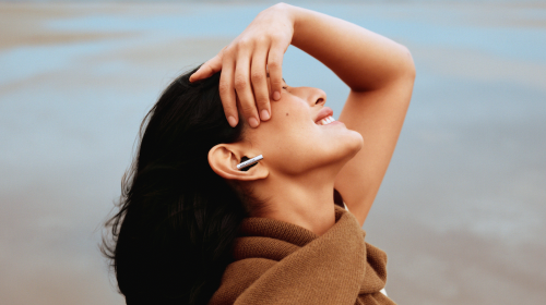 Bang & Olufsen a lansat noile căști Beo Grace