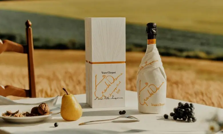 Veuve Clicquot colaborează cu designerul Simon Porte Jacquemus