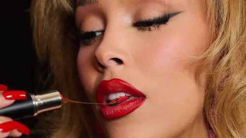 Momentul în care Doja Cat „mânâncă” ruj pe covorul roșu a generat 2,8 milioane de dolari în Media Impact Value pentru MAC Cosmetics