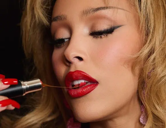 Momentul în care Doja Cat „mânâncă” ruj pe covorul roșu a generat 2,8 milioane de dolari în Media Impact Value pentru MAC Cosmetics