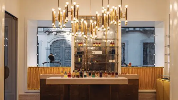 Dries Van Noten inaugurează primul Beauty & Accessories Gallery în Milano