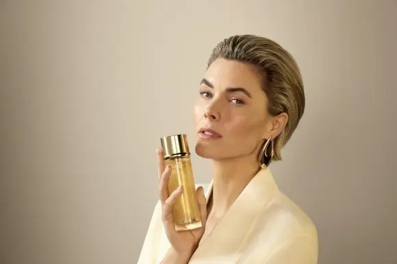 La Prairie a lansat Pure Gold Revitalizing Essence