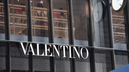 Kering semnează un acord de licențiere pentru dezvoltarea liniei de ochelari Valentino